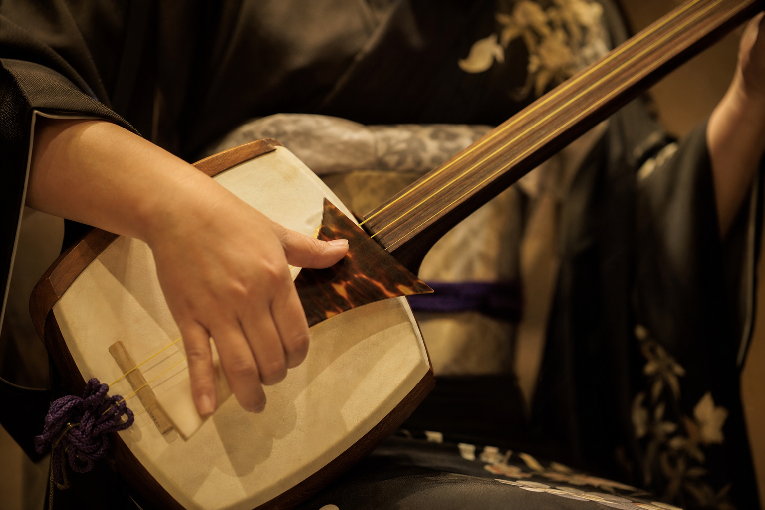 Jemari lentik memetik dawai shamisen dalam balutan kimono sutra