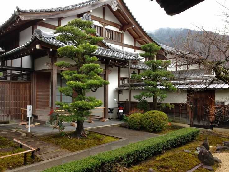 Rumah kayu tradisional Jepang minka dengan atap jerami curam gassho-zukuri yang sangat kokoh